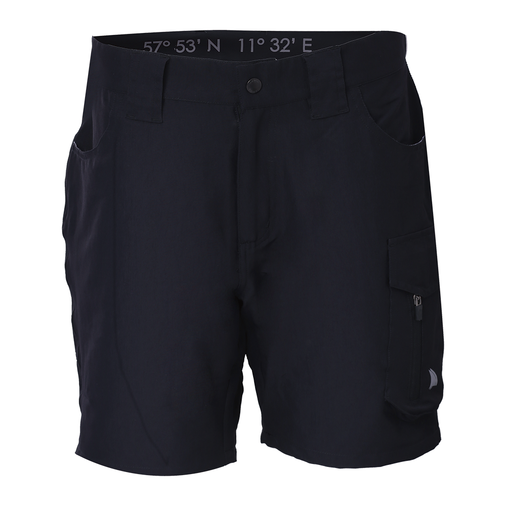 Denne mørkeblå shorts har et enkelt, funktionelt design med bæltestropper, knappelukning og rummelige forlommer. Et praktisk cargolomme på højre lår med både lynlås og klap giver ekstra opbevaring. Shortsene virker lavet i et let og holdbart materiale egnet til fritid eller udendørsaktiviteter. Indvendig linning har en diskret detalje med trykte koordinater, der giver et stilfuldt touch.