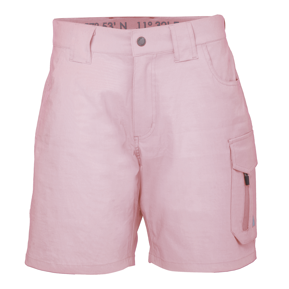 Lyserøde, korte shorts i et enkelt, funktionelt design. Stoffet ser let og blødt ud, muligvis en bomulds- eller hørblanding. De har bæltestropper, en metallknap i taljen, forlommer og en praktisk cargolomme med klap og lynlås på siden. Synlige syninger giver et robust, casual udtryk. Shortsene virker velegnede til varme dage og aktive fritids- eller strandaktiviteter.