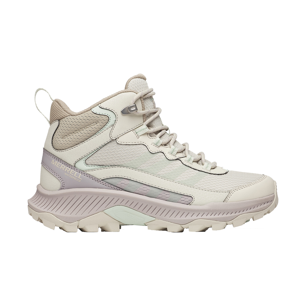 Lyse beige vandrestøvle i high-top design fra Merrell med robuste, ribbesålede ydersål og kraftig mellemsål til stødabsorbering. Overdelen kombinerer mesh og syntetiske læderpaneler med forstærkede snøreløkker og hælstrop for nem af- og påtagning. Subtile pastelfarvede detaljer og en vandtæt membran gør den velegnet til varieret terræn og fugtige forhold, samtidig med at den bevarer et stilrent, moderne udtryk.