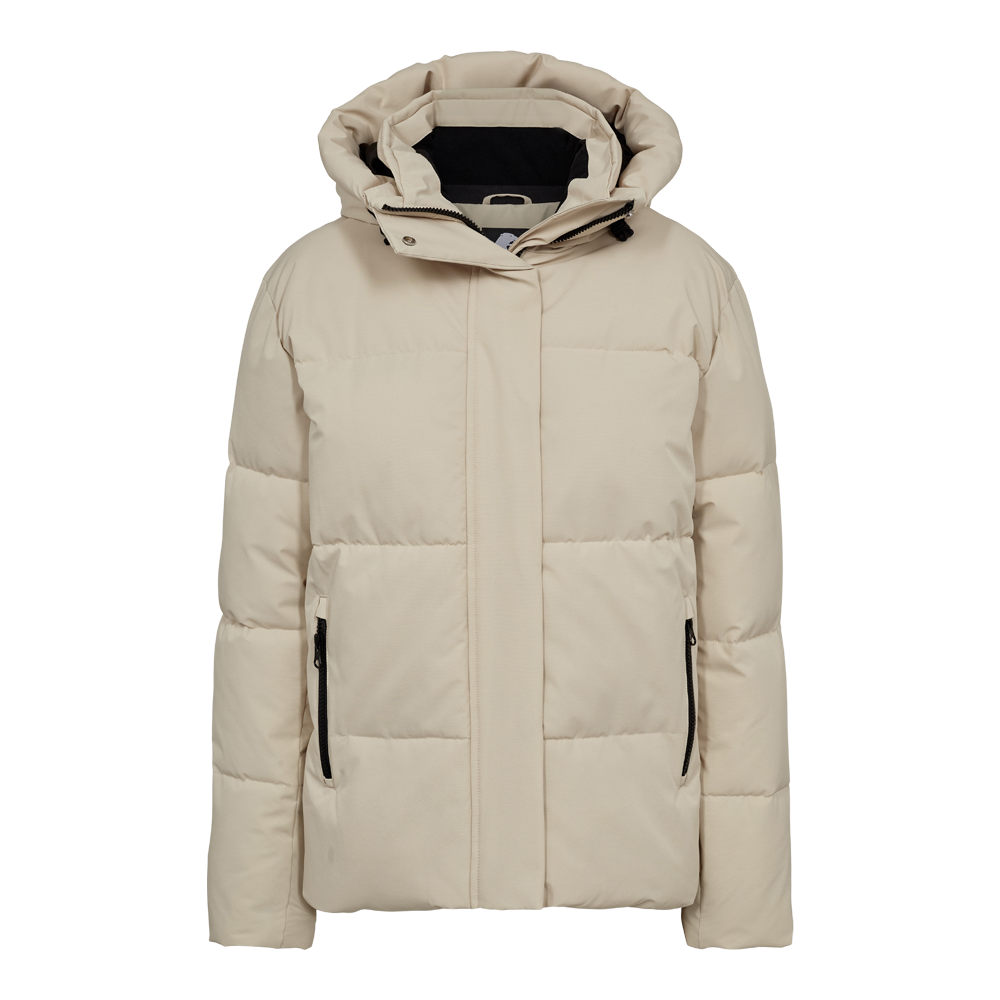 En varm, beige dun- eller vatteret jakke med hætte og en minimalistisk, moderne silhuet. Jakken er kort i taljen, har brede, vandrette quiltede felter og en skjult lynlås med overlæg for et rent udtryk. Sorte lynlåse på sidelommerne giver kontrast og funktionalitet. Den høje krave og fyldet sikrer god varme på kolde dage, velegnet til både hverdag og byliv.