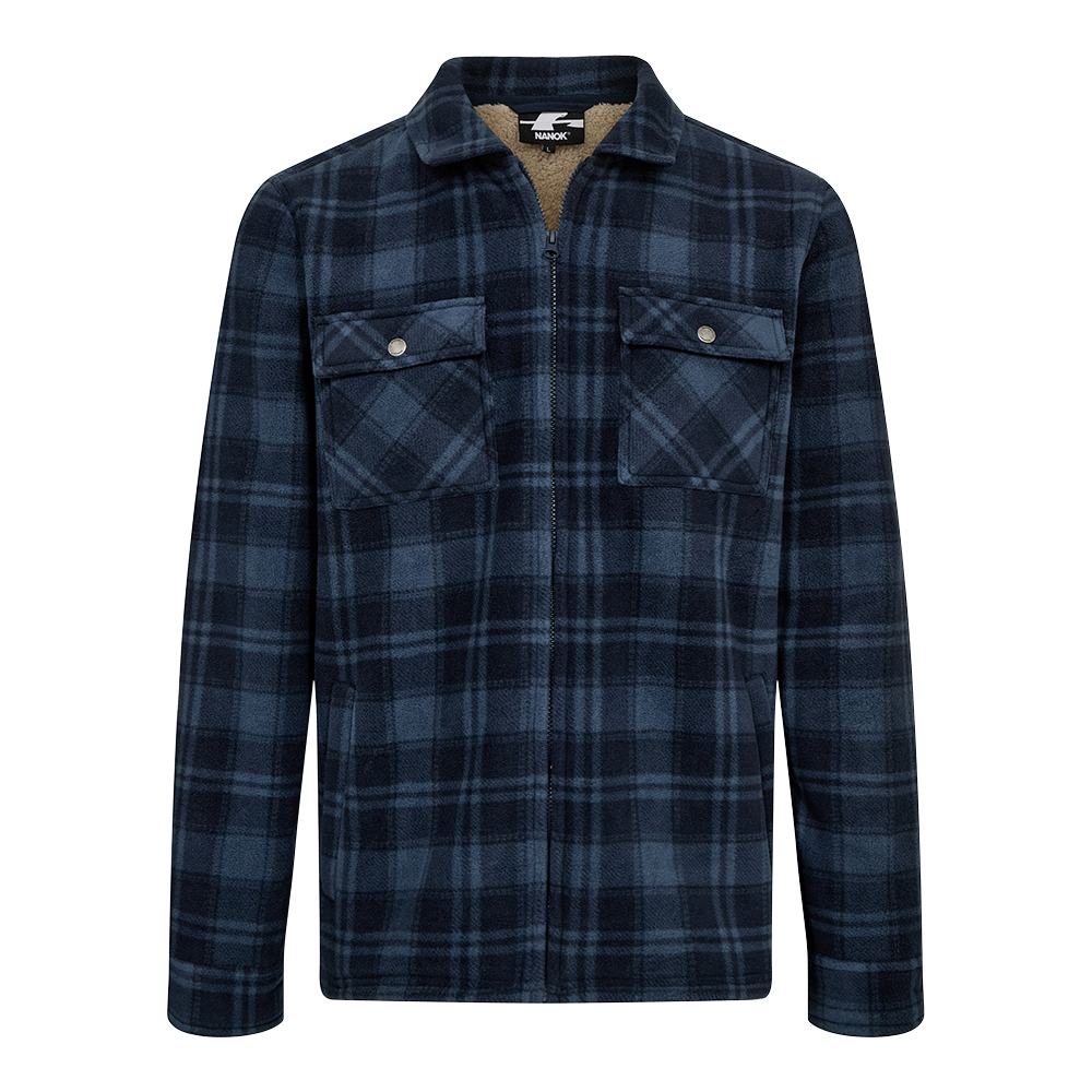 Produktet på billedet er en "Nanok Andy 25, Sr - Herre Fleecetrøje". Trøjen har et klassisk ternet design i blå nuancer og er fremstillet med en synlig, blød kraveforing for ekstra komfort. Den er udstyret med to brystlommer, der lukkes med knapper, hvilket tilføjer praktisk funktionalitet samt et stilfuldt look. Dette beklædningsstykke fra Nanok ser ikke bare godt ud, men er også ideel til køligere vejr, hvilket gør den perfekt til både hverdagsbrug og udendørs aktiviteter.