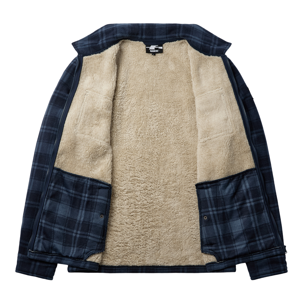 Nanok Andy 25, Sr er en stilfuld herre fleecetrøje, der kombinerer funktionalitet med et moderne ternet design i blå toner. Trøjen har en klassisk krave, lynlås foran og to brystlommer med knaplukning, der tilføjer praktiske detaljer. Den er ideel til både vandreture og casual brug i koldere vejr, takket være dens varme fleece materiale og behagelige pasform.