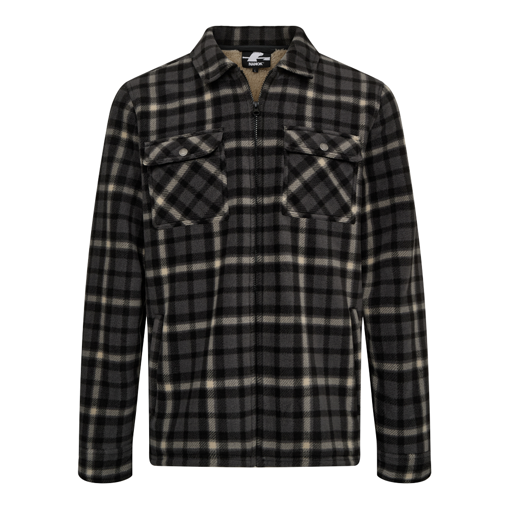 Nanok Andy 25, Sr er en stilfuld herre fleecetrøje med et tidløst ternet mønster i sort og grå. Trøjen har en klassisk krave og lukkes med en lynlås foran. Der er to brystlommer med flap og knap for ekstra funktionalitet. Fremstillet af blød og varm fleece, er denne trøje ideel til kølige dage og kan let integreres i enhver garderobe, hvor den tilføjer både komfort og stil.