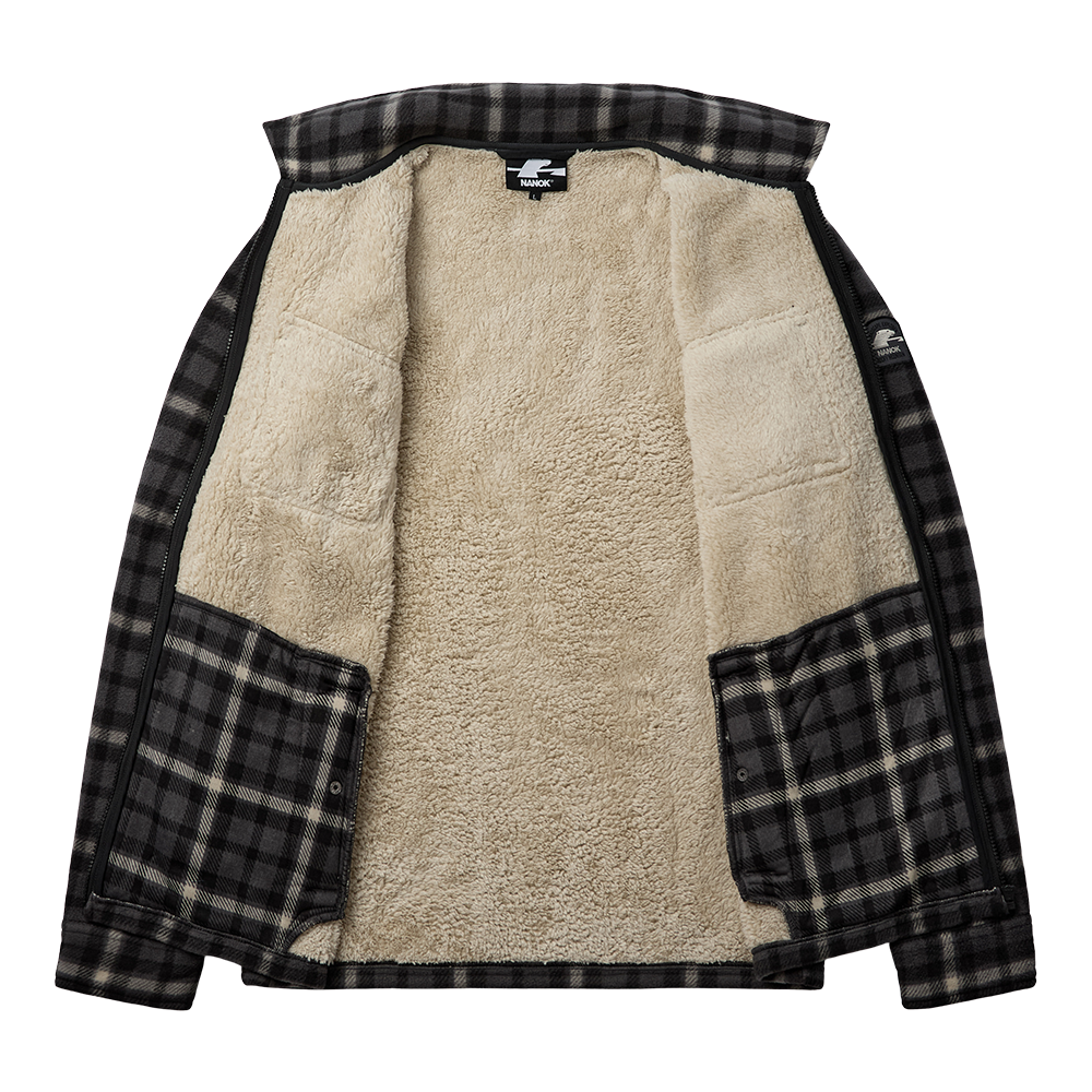 Denne stilfulde Nanok Andy 25, Sr fleecetrøje til herrer kombinerer komfort med en klassisk æstetik. Trøjen fremviser et tidløst ternet mønster i grå og sort, som giver et skarpt visuelt udtryk. Designet er praktisk, udstyret med en lynlås foran og to brystlommer med knaplukning, hvilket gør den ideel til både hverdagsbrug og lette udendørs aktiviteter. Det bløde fleece materiale sikrer varme og åndbarhed.