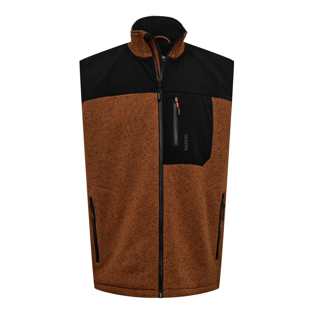 Vesten er i en varm, brunmeleret fleece med sort softshell-overdel og ståkrave. Den har en lang, sort lynlås foran, en lodret brystlomme med lynlås samt to sidelommer med lynlås — praktisk til opbevaring af småting. Designet er enkelt og funktionelt med kontrastpaneler, der giver et moderne, udendørspræget udtryk. Velegnet som mellemlag på kølige dage og til aktive fritidsaktiviteter.