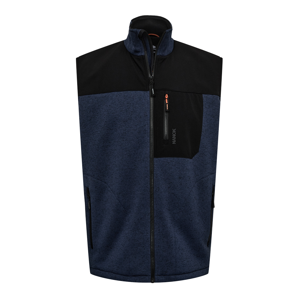 En praktisk og stilren vest i mørkeblå med sorte skuldre og brystpanel. Den har høj krave, fuld lynlås og en lodret brystlomme med kontrastfarvet lynlåstræk. To sidelommer med lynlås giver sikker opbevaring, og materialet ser robust og varmeisolerende ud. Vesten har et diskret logo på brystet og et moderne, funktionelt design, der passer til både fritid og arbejde.