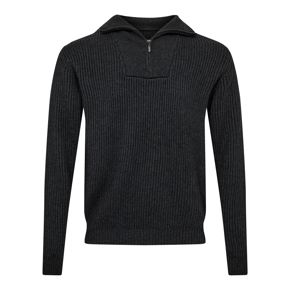 En mørkegrå, ribstrikket herresweater med lange ærmer og en kort lynlås i halsen. Sweateren har en markant krave, tæt pasform ved ærmeafslutninger og fald, samt en jævn, kraftig struktur der giver et robust og varmt udtryk. Designet er enkelt og tidløst, velegnet til både hverdag og smart-casual kombinationer med jeans eller uldfrakke.