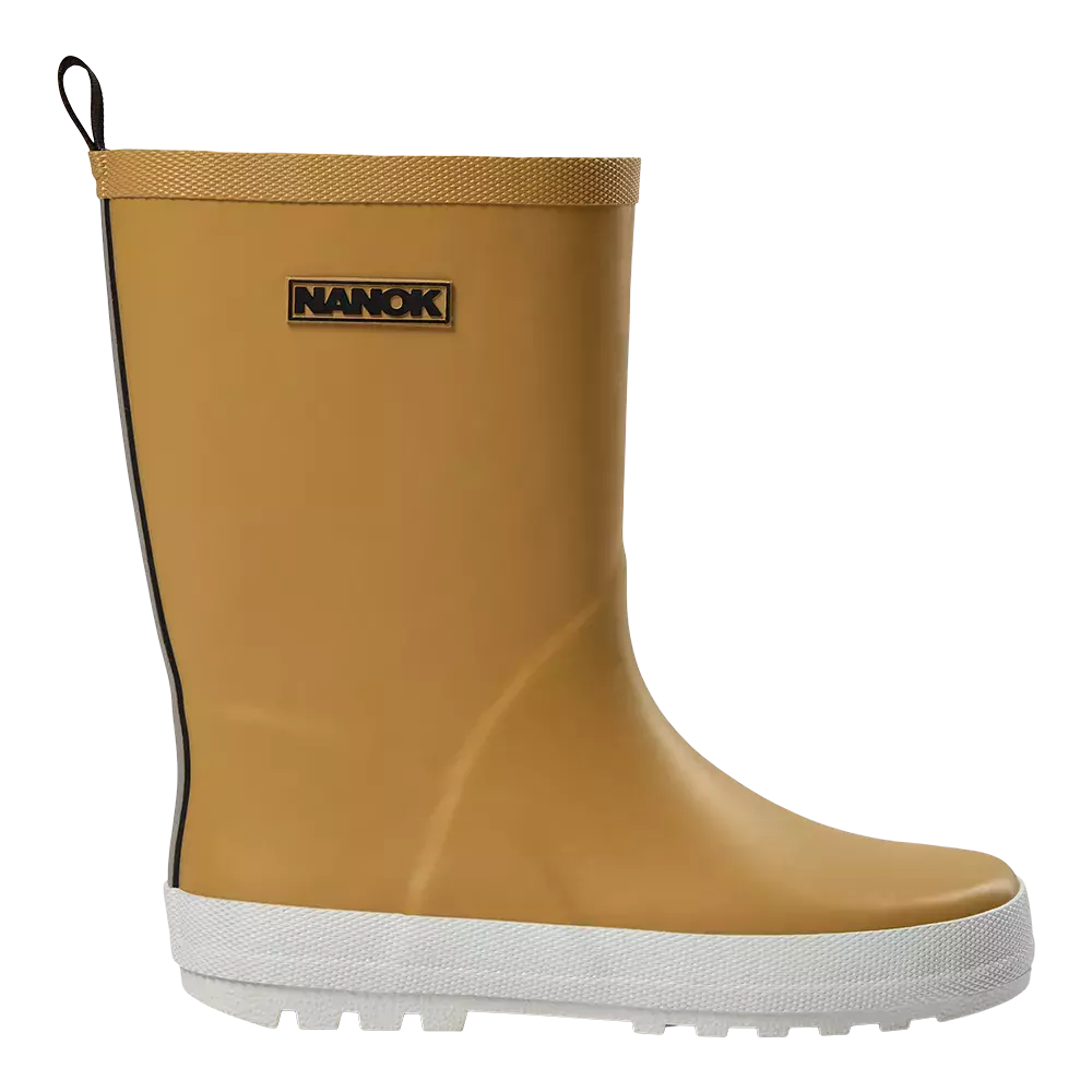 Et enkelt, robust par gummistøvler i karrygul med hvid, profileret sål og diskret sort kant langs hælen. Støvlen har en praktisk trækstrop i toppen og et lille logo med teksten "NANOK" på ydersiden. Den glatte, vandtætte overflade og grove sål gør støvlen ideel til regnvejr og mudrede underlag, samtidig med at designet fremstår moderne og minimalistisk.