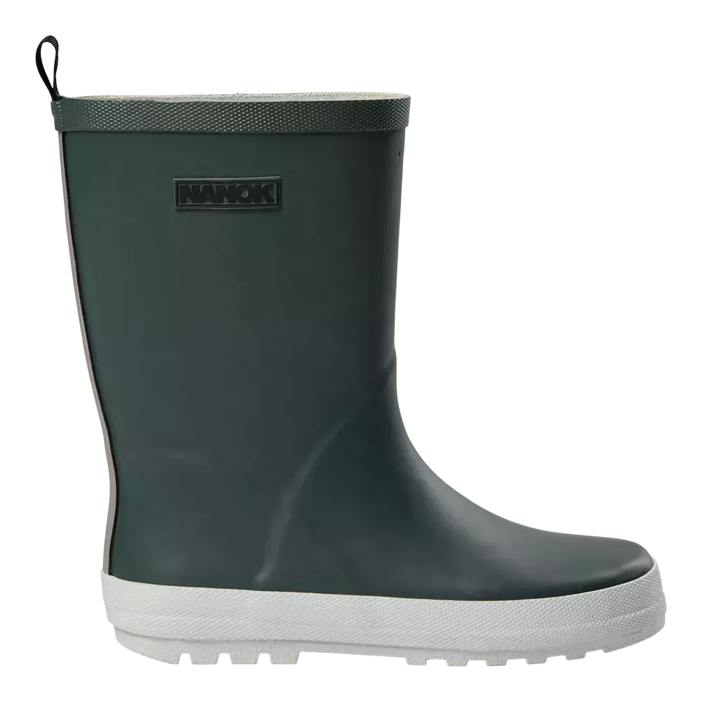 Mørkegrøn gummistøvle med hvid, mønstret sål og midtkalf højde. Simpelt, slankt design i mat finish, let afrundet tå og diskret mærke "NANOK" på skaftet. Øverst er en forstærket kant og lille bærehank bagtil. Støvlen virker robust og praktisk til regnvejr og mudrede forhold, med grovmønstret ydersål for godt greb og stabilitet på våde underlag.