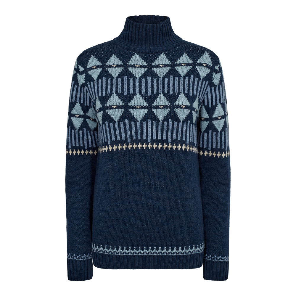 En varm rullekrave-sweater i dyb navyblå med lysere blå og beige geometriske mønstre i en nordisk inspireret jacquard. Strikken virker kraftig og blød, med ribkanter ved krave, ærmer og kant og et afslappet fit. Det grafiske mønster over bryst og skuldre giver et klassisk vinterlook, som passer godt til både hverdag og udendørs aktiviteter på kølige dage.