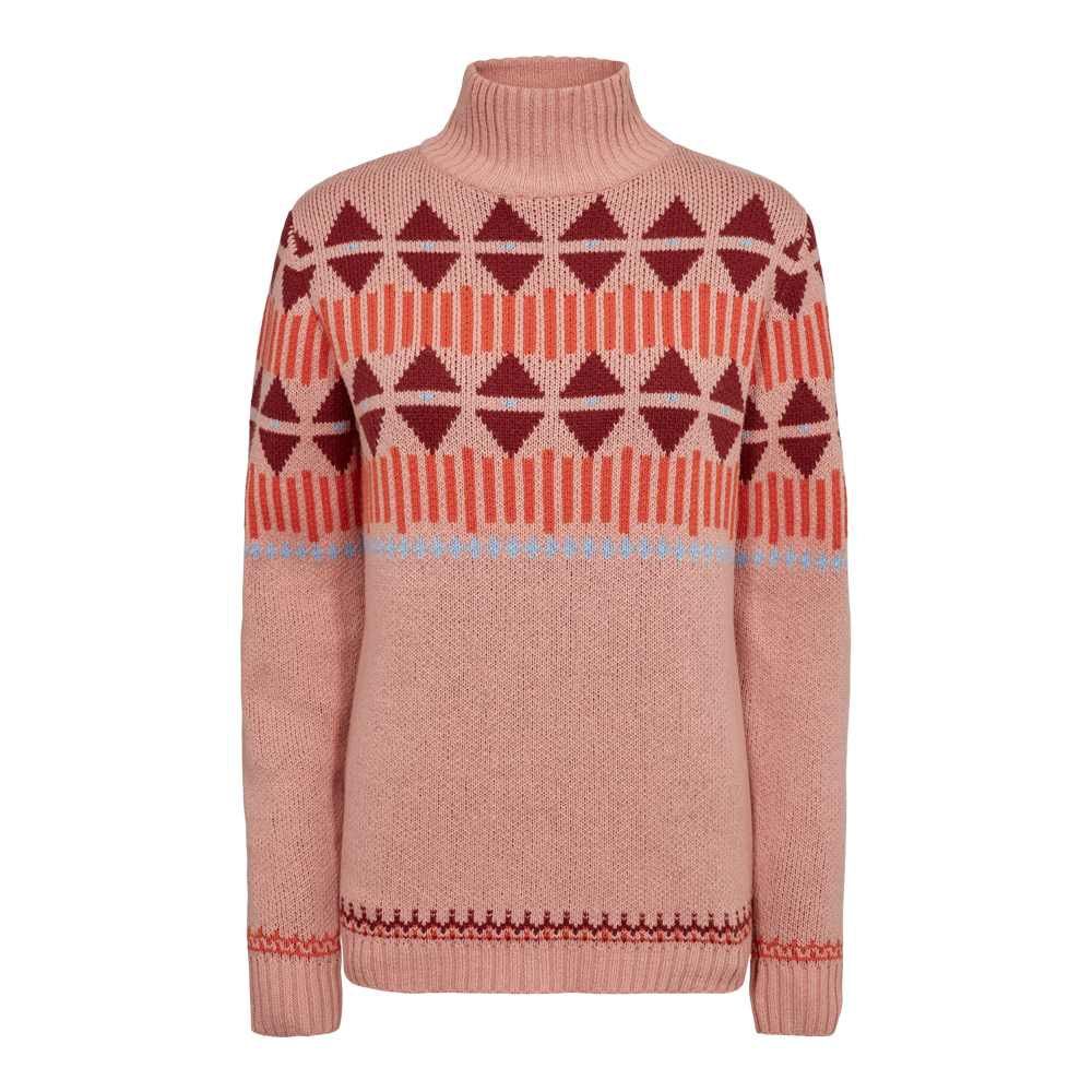 En varm, lyserød turtleneck-striktrøje med en tydelig nordisk-inspireret mønsterbort tværs over skuldre og bryst. Farvesammensætningen kombinerer dyb bordeaux, koral og lyseblå på en blød, chunky strikket base. Høj krave og lange ærmer giver et hyggeligt, afslappet snit, velegnet til kolde dage. Perfekt til jeans eller uldsæt, når man vil have både komfort og et grafisk, retropræget udtryk.