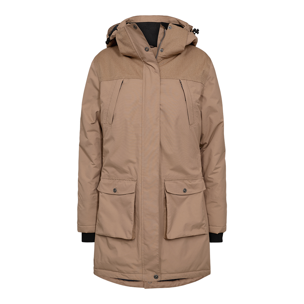 brun parka med hætte, der kombinerer funktionalitet og enkel stil. Jakken har en tovejslynlås skjult af en knappet stormflap, skrå brystlommer med lynlås og store klaplommer forneden. Den er let foret med ribmanchetter i ærmerne for ekstra varme og vindtæthed. Den lange pasform når til lårene, hvilket gør den velegnet til koldt og vådt vejr.