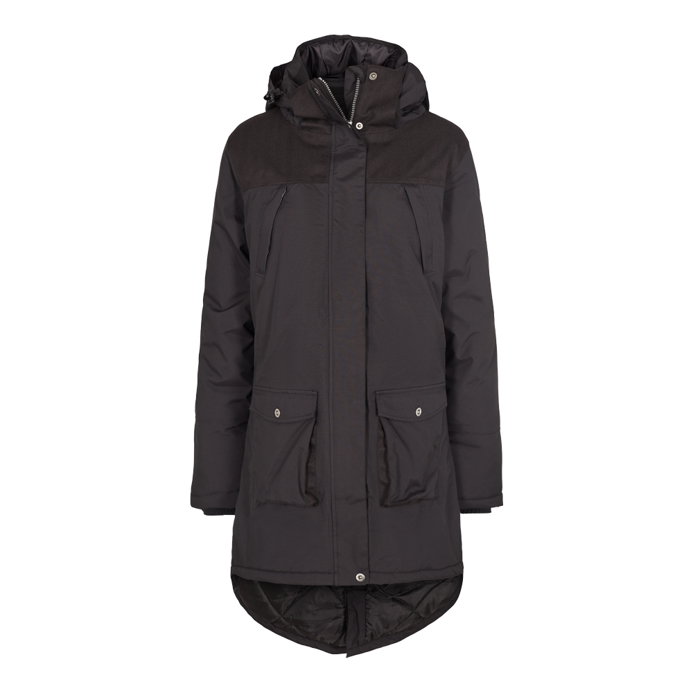 Sort vinterparka med rummelig hætte og høj krave, designet til koldt vejr. Jakken har en lige, let figursyet silhuet med længere bagstykke, to store frontlommer med klap og trykknapper samt diagonale brystlommer med lynlås. Materialet virker vind- og vandafvisende, og den polstrede foring giver ekstra varme. Enkel og funktionel stil, velegnet til hverdag og udendørsaktiviteter på kolde dage.