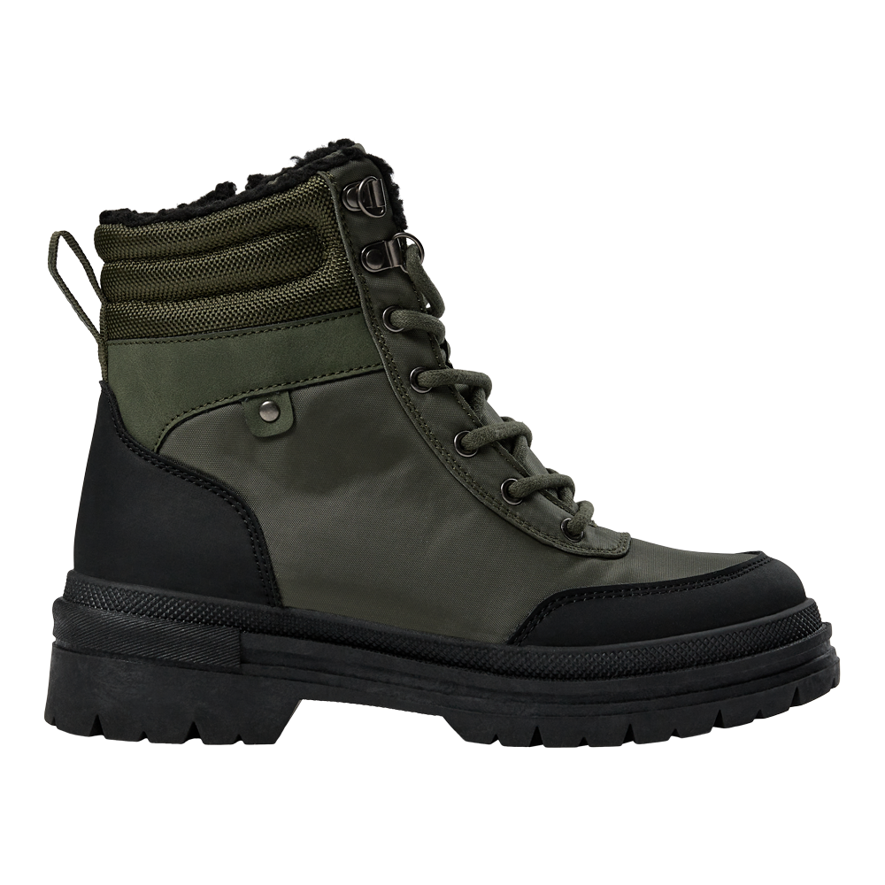 Robust vinterstøvle i olivengrønt og sort med kraftig, mønstret gummisål og tykt mønster for godt greb. Støvlen har snørebånd med metaløjer, polstret ankeldel i tekstil og en praktisk bagvendt strop. Overdelen kombinerer glat materiale og forstærkede paneler, mens en blød, varm foring sikrer komfort på kolde dage. Stilren og funktionel til udendørsbrug.