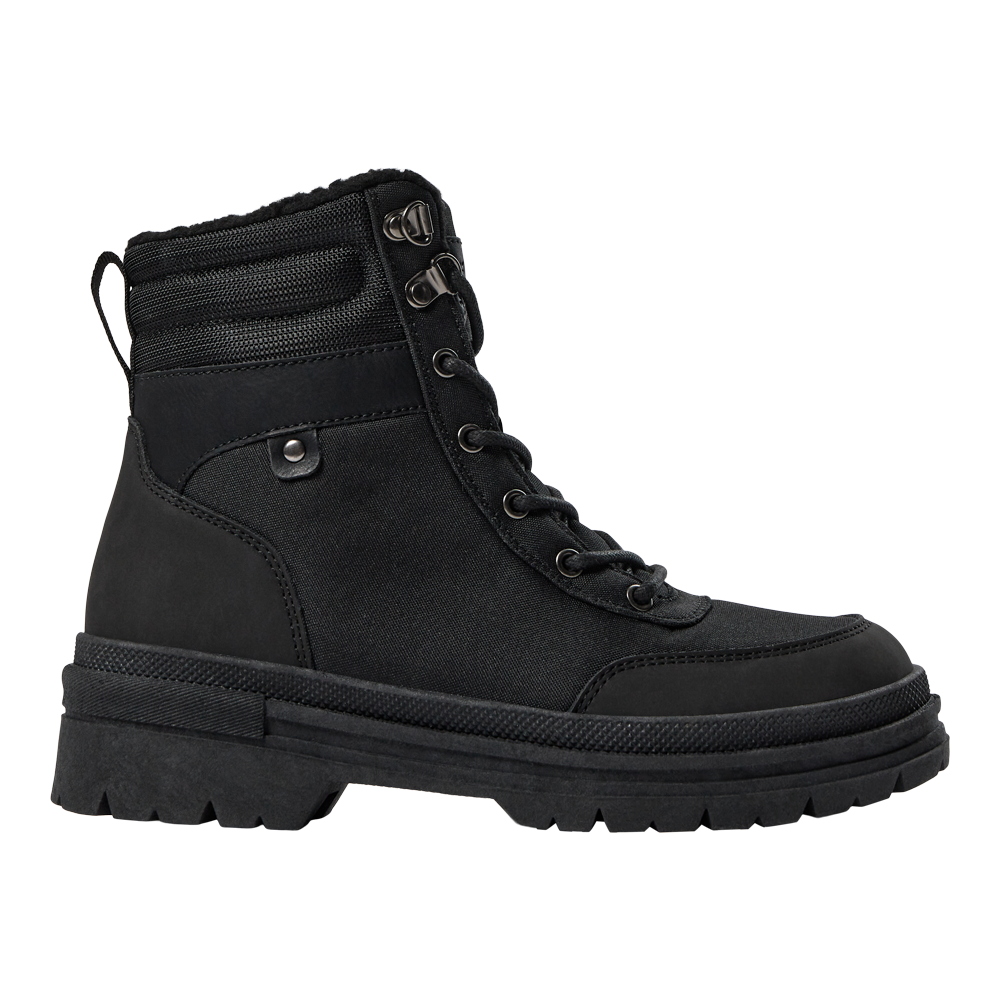 Billedet viser et par Nanok Christeen 24, W - Dame Vinterstøvler. Disse robuste sorte støvler er designet med både snørebånd og en praktisk lynlås i siden, hvilket gør dem nemme at tage på og af. Den forstærkede snude og hæl, sammen med en skridsikker ydersål, sikrer god stabilitet på glatte underlag. Det varme for indvendigt og de vandafvisende materialer gør støvlerne ideelle til koldt og vådt vintervejr. Stilen kombinerer funktionalitet med et flot visuelt udtryk, der passer til vintergarderoben.