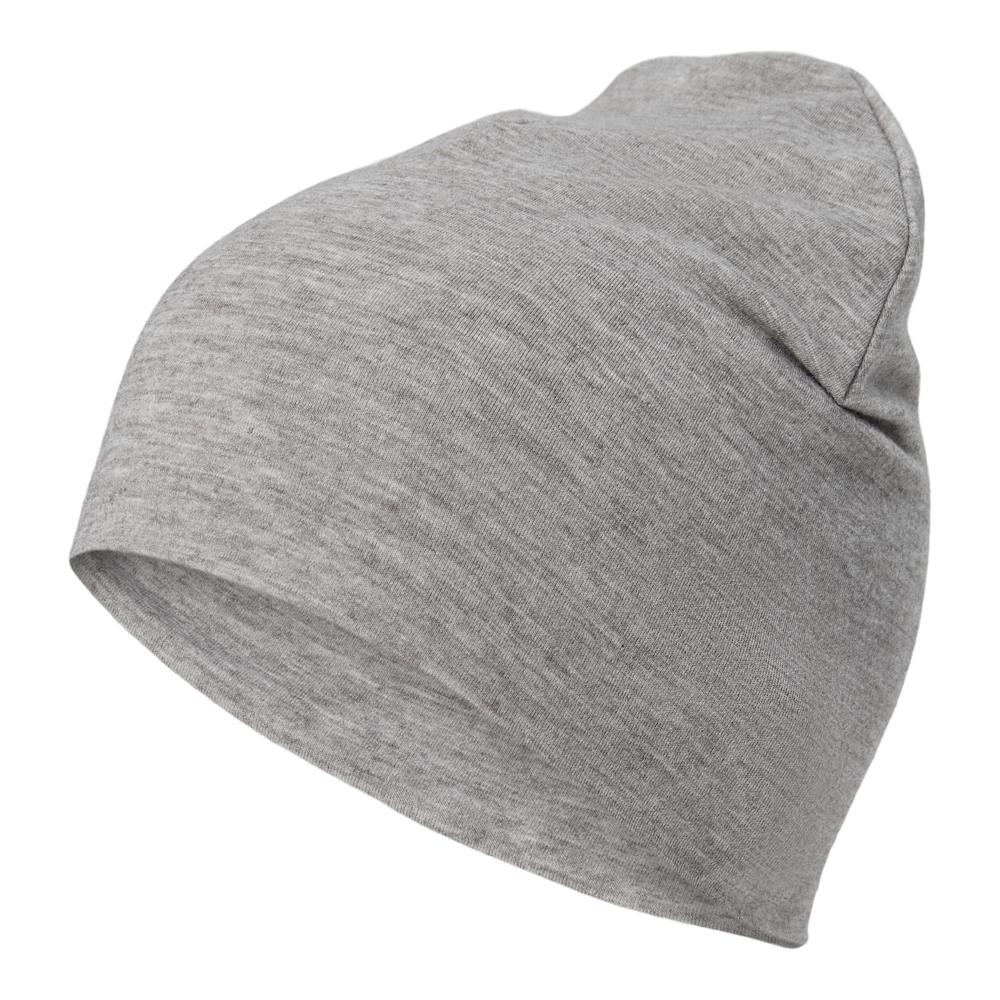 Et enkelt, lysegråt hue i blødt, strikket stof ligger vinklet mod en neutral baggrund. Materialet virker let og elastisk med en fin meleret struktur, som giver en afslappet, minimalistisk stil. Huen har ingen mønstre eller logoer, hvilket gør den alsidig til både hverdag og udendørs brug. Den tætte pasform ser varm og behagelig ud til kølige dage.