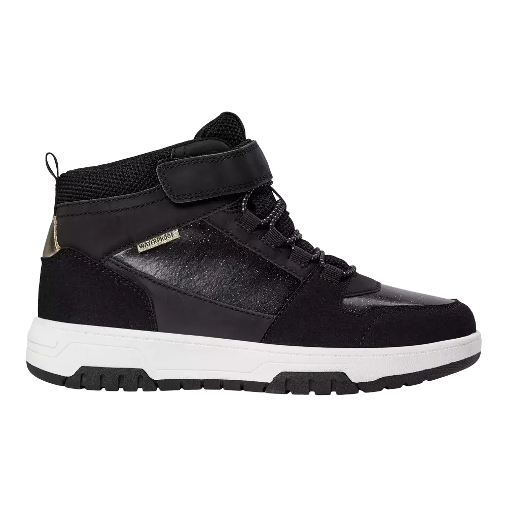 Sort højtop-sneaker med hvid, chunky sål og tydeligt mønster i sålen. Skoen har snørebånd og en bred velcro-rem ved anklen for ekstra støtte, polstret krave og en lille hælstrop. Materialet kombinerer matte og let glitrende paneler, og et lille "waterproof"-mærke angiver vandtæt funktion. Designet balancerer sporty komfort med moderne detaljer, velegnet til hverdag og let udendørsbrug.