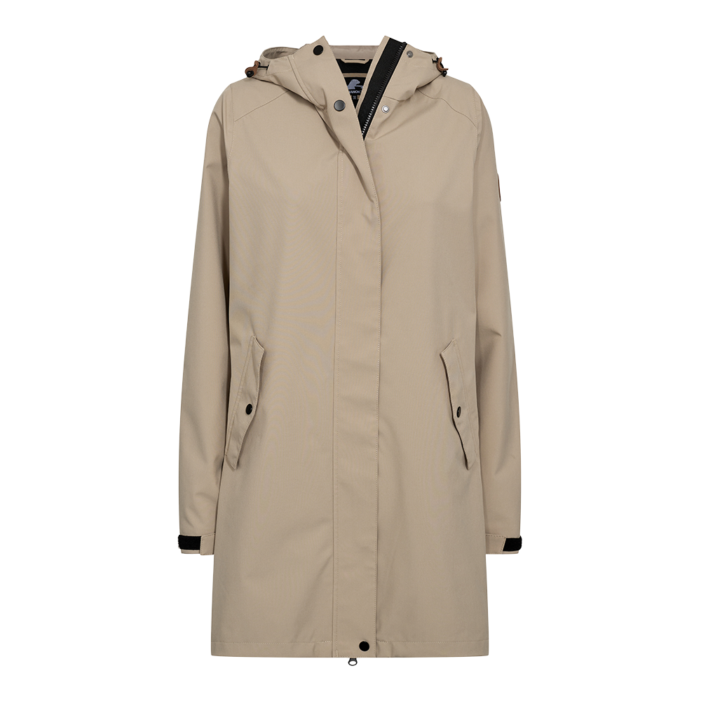 En klassisk, beige regnjakke med hætte i enkelt, tidløst snit. Jakken går til låret og har skjult lynlås med trykknapslukning, to skrå lommer med klap og knap, samt justerbare manchetter. Materialet virker vandafvisende med en mat overflade, og fine detaljer som snører i hætten og en lille trykknap nederst giver funktionalitet. Et stilrent valg til vådt vejr og hverdagsbrug.