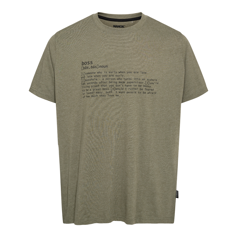 En enkel, armygrøn T-shirt med rund hals og korte ærmer i en blød, melangeagtig kvalitet. Midt på brystet er trykt en ordbogsagtig tekst med ordet "boss" og flere humoristiske, let sarkastiske definitioner, hvilket giver et råt og legende udtryk. Diskret mærke ved kraven og siden gør den casual men gennemført — perfekt til afslappet hverdagstøj.