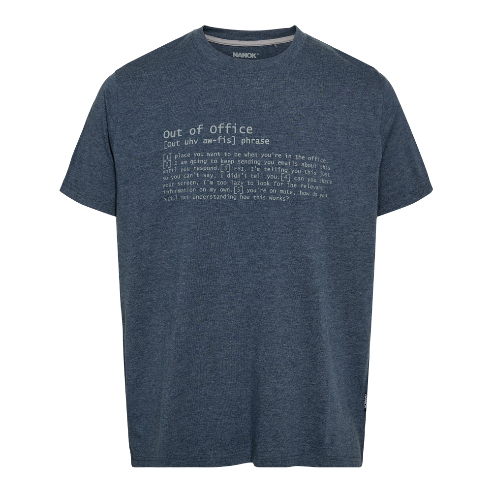 En kortærmet t-shirt i mørk blå-grå melange med rund hals og afslappet pasform. Midt på brystet sidder et lyst print med teksten "out of office" og mindre forklarende tekst, der giver et humoristisk udtryk. T-shirten virker lavet i blødt, let jersey-materiale og er ideel til hverdag eller fritid. Diskret Nanok-logo ses i nakken.