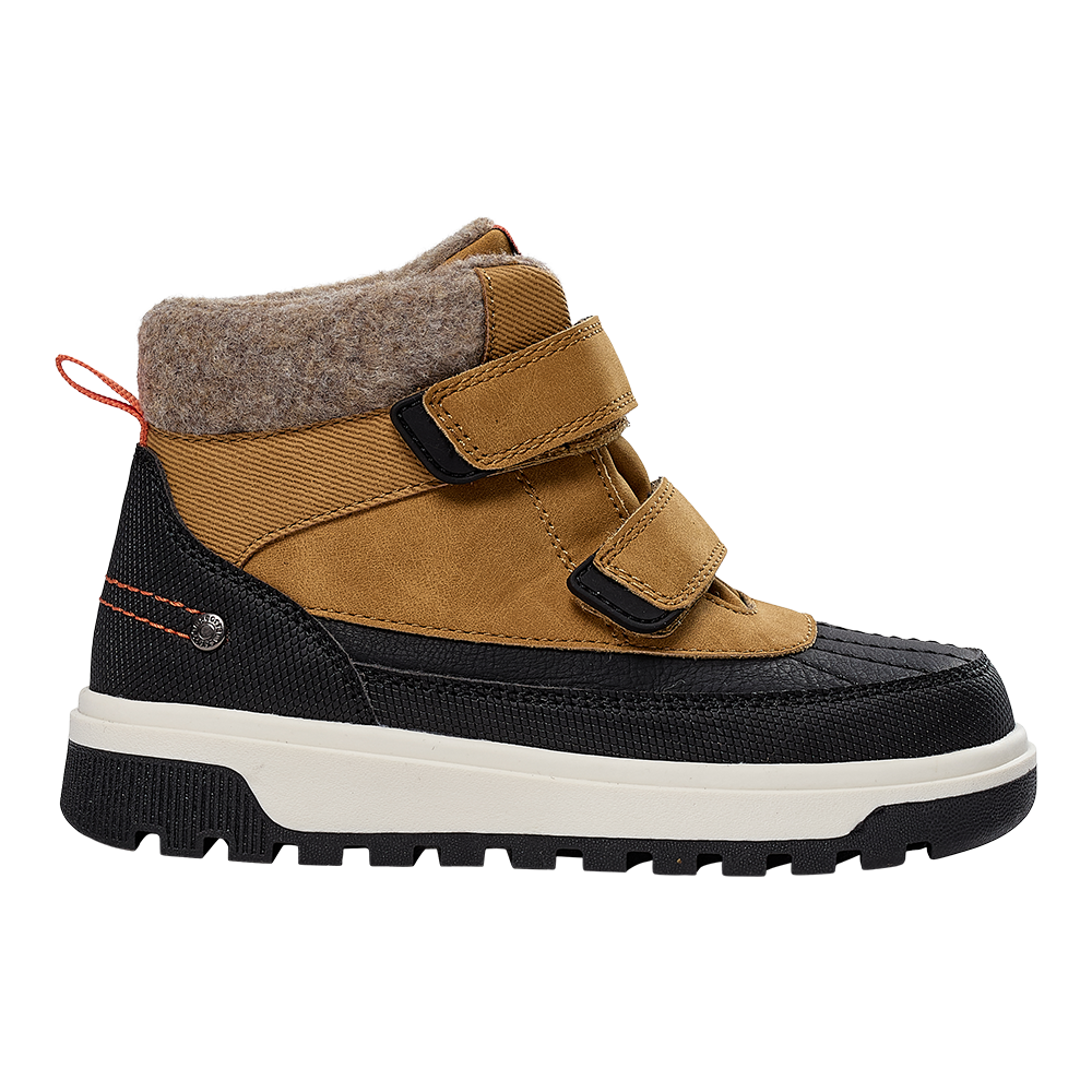 Robust vinterstøvle i børnestørrelse med brun/gul ruskindslignende overdel og sort vandafvisende bund. Støvlen har to brede velcrolukninger, en blød filtkrave for varme og en orange trækstrop bagtil. Den kraftige, hvide mellemsål og sorte gummiydersål med dybt mønster giver godt grip og holdbarhed. Designet kombinerer funktionalitet og afslappet stil til aktive udendørsaktiviteter i koldt vejr.
