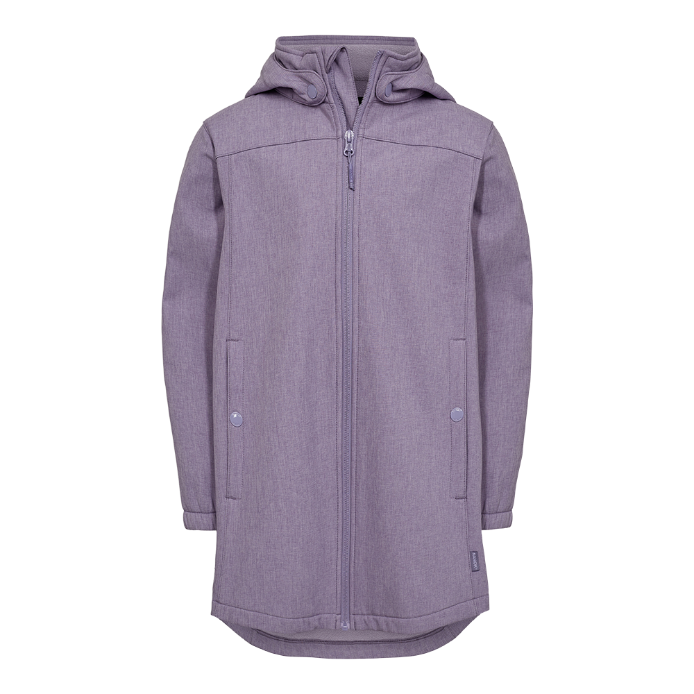 En enkel og stilren lilla softshelljakke med hætte og fuld lynlås. Jakken har lange ærmer, diskrete lodrette lommer med trykknapper og en let udformet sømføring, der giver et feminint snit. Kvaliteten virker slidstærk og vindafvisende, ideel til kølige forårs- eller efterårsdage. Den let forlængede bagkant og dæmpede farve skaber et både praktisk og moderne udtryk.