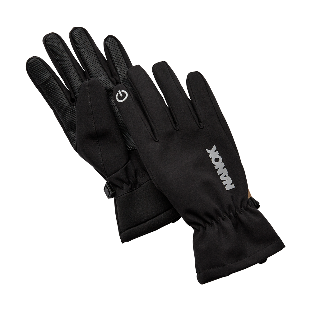 Et par sorte, funktionelle handsker med et enkelt, moderne design. Ydersiden er glat og vindtæt, mens håndfladerne har små skridsikre gummidutter for bedre greb. En touch-venlig finger med symbol gør dem praktiske til smartphonebrug, og elastiske håndled samt en lille karabinhage sikrer pasform og opbevaring. Reflekterende logo øger synligheden ved aftenbrug.