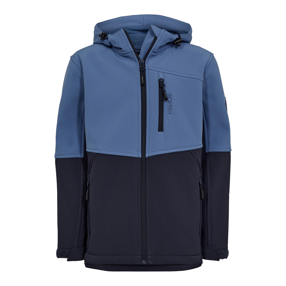 En praktisk og sporty softshelljakke i to blå nuancer: lysere blå øverst og mørk navy nederst. Jakken har hætte med snorejustering, gennemgående lynlås, brystlomme med lynlås og to sidelommer. Ærmerne har velcrojustering ved håndleddene, og materialet fremstår vindtæt og let vandafvisende. Enkel, funktionel design med rene syninger og diskret logo — velegnet til hverdag og udendørsaktiviteter i køligt vejr.