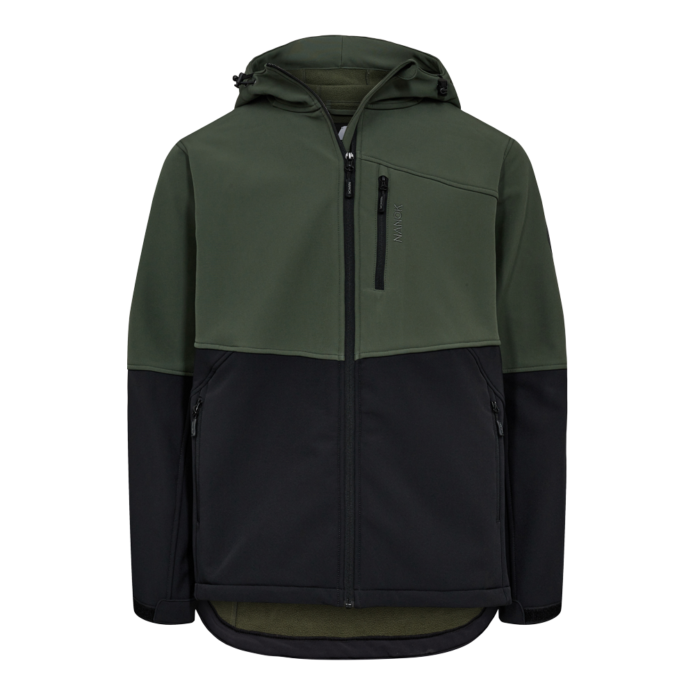 En moderne, tohåndet softshell-jakke i olivengrøn og sort med praktisk hætte og hellynlås. Jakken har en lodret brystlomme med lynlås, to sidelommer og aflang bagkant for ekstra dækning. Materialet virker vind- og vandafvisende med blødt fleeceindlæg indeni, og justerbare manchetter og snøre ved hætten sikrer god pasform. Diskret logotryk på brystet fuldender det funktionelle, stilrene udtryk.