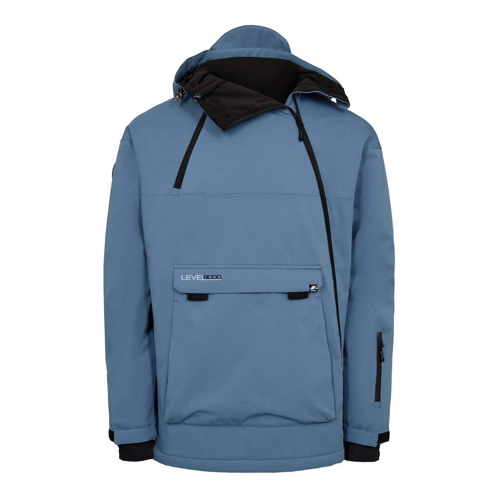 Jakke i afdæmpet støvet blå med høj krave og rummelig hætte, indvendigt foret i sort fleece. Designet har en skæv, asymmetrisk lynlås, en stor frontlomme med klap og diskret logo samt en lynlåslomme på ærmet. Justérbare ærmegab med velcro og tætte syninger vidner om vejrbestandig, teknisk konstruktion — ideel til aktive udendørs‑ eller skiture i koldt og blæsende vejr.