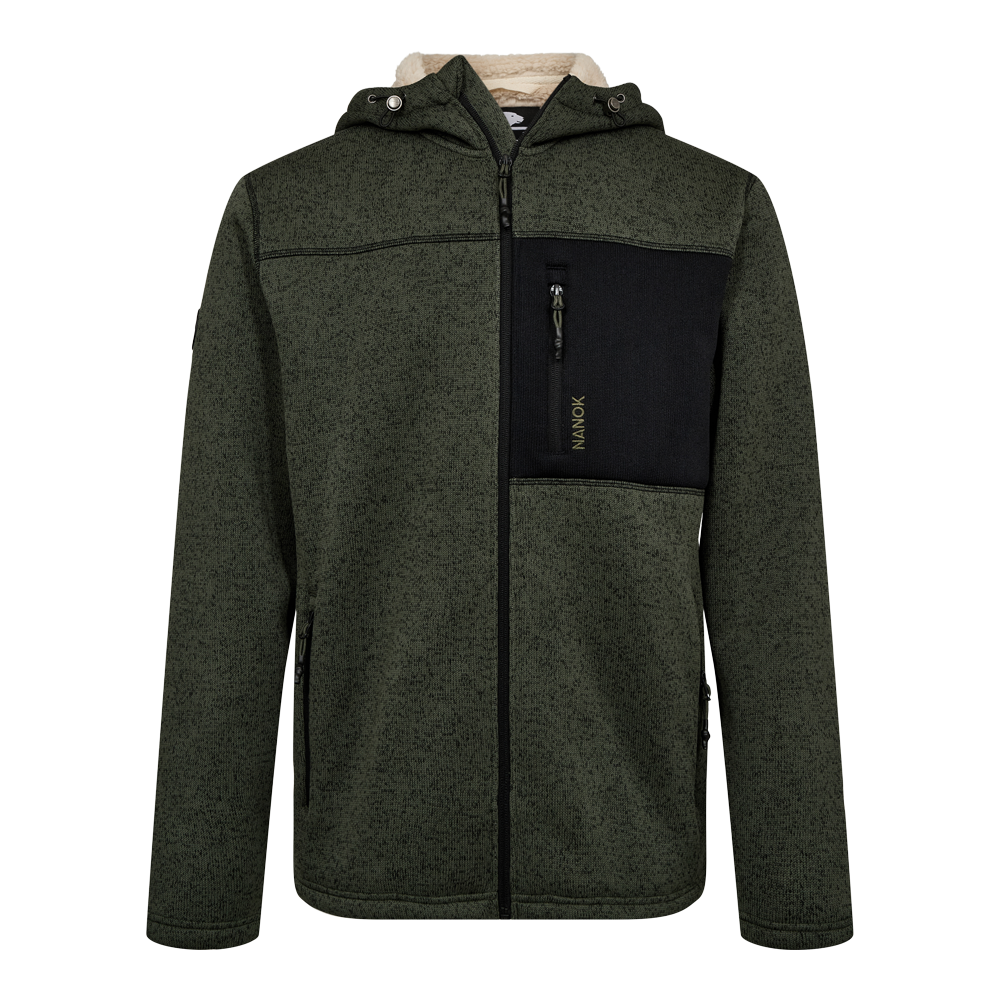 Jakke i dyb olivengrøn med et sort kontrastpanel over brystet og praktisk lynlåslomme. Hætten er foret med blød imiteret pels og kan justeres med snore. Frontlynlås og to sidelommer med lynlås giver sikker opbevaring, mens materialet virker tekstureret og vindtæt. Enkel, funktionel og velegnet til hverdag eller let friluftsliv på kølige dage.