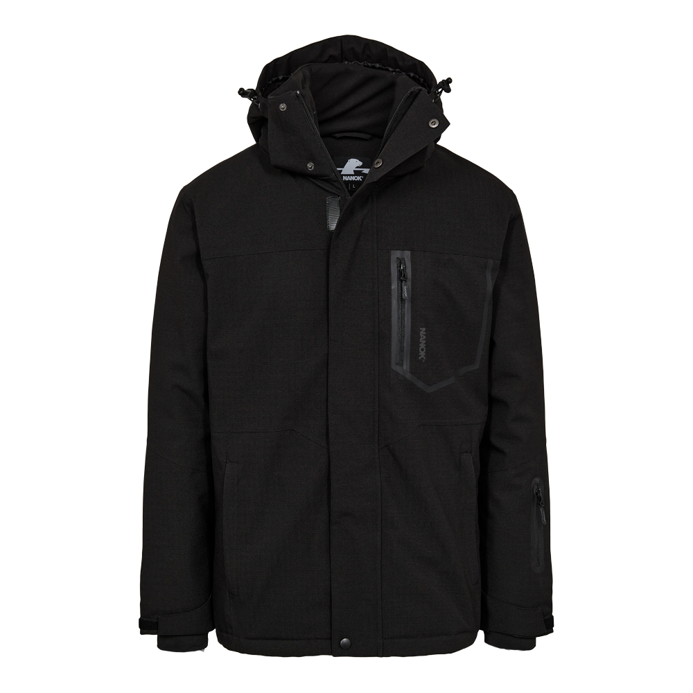 Sort, funktionel vinterjakke med clean, minimalistisk design. Hætten har snørejustering og høj krave, mens jakken har en tydelig brystlomme med belagt lynlås og lavprofilerede sidelommer. Manchetter med velcro og en trykknap ved faldet giver justerbar pasform. Materialet virker robust og foret, hvilket giver et varmt og vejrbestandigt indtryk — velegnet til både hverdag og udendørs aktiviteter.