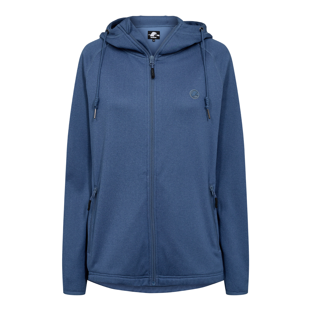 Denne mellemblå hættetrøje med fuld lynlås har et enkelt og tidløst design. Den bløde, fleece-lignende kvalitet og løstsiddende pasform gør den behagelig til hverdag og udendørs aktiviteter. Hætten har justerbare snore, og to lynlåslommer giver sikker opbevaring. Et diskret rundt logo på brystet tilføjer et stilrent finish. En praktisk og alsidig jakke til kølige dage.
