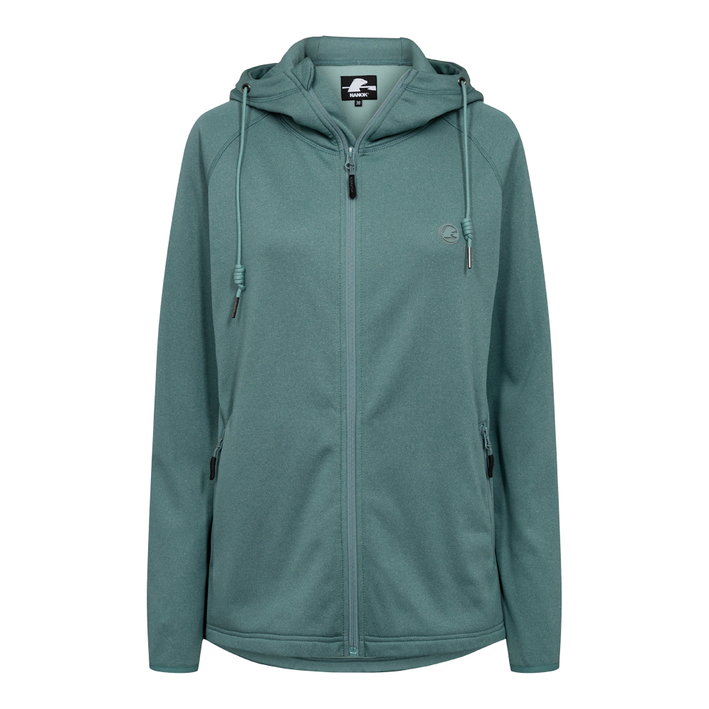 Blågrøn softshell-hættetrøje med fuld lynlås og to sidelommer med lynlås. Hætten er justerbar med snore, og jakken har raglanærmer for god bevægelsesfrihed. Det glatte, let strukturerede materiale virker vind- og vandafvisende samtidig med åndbarhed. Diskret logo på brystet, pæne syninger og en sporty, casual pasform gør den velegnet til udendørs aktiviteter og hverdagsbrug.