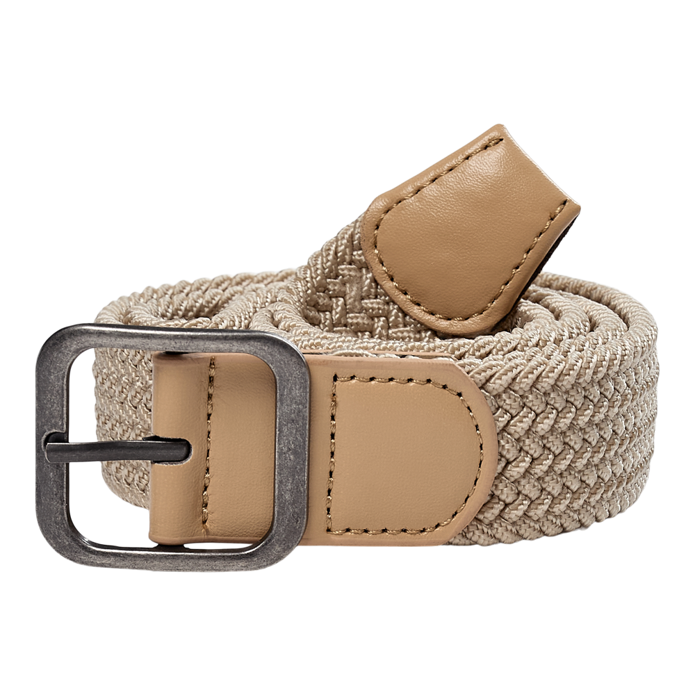 Et tæt fletvævet bælte i en varm beige tone ligger fint rullet sammen. Enderne og lukningen er forstærket med lyse læderdetaljer, mens den matte metalspænde giver et robust, samtidigt diskret udtryk. Bæltet fremstår både praktisk og stilrent, velegnet til hverdag eller afslappede outfits, hvor naturlige materialer og enkelhed er i fokus.