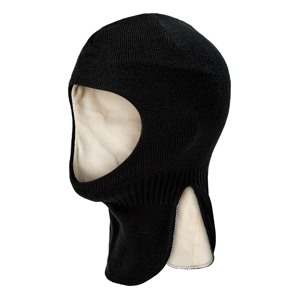 En sort, strikket balaclava med cremefarvet indvendig foring. Den tætsiddende hætte dækker hoved og nakke og har en stor åbning til ansigtet, hvilket giver godt udsyn samtidig med varme omkring kinder og hals. Foringen virker blød og øger komforten på kolde dage. Et praktisk valg til vinteraktiviteter som skiløb, cykling eller udendørs arbejde, hvor beskyttelse mod kulde og vind er vigtig.