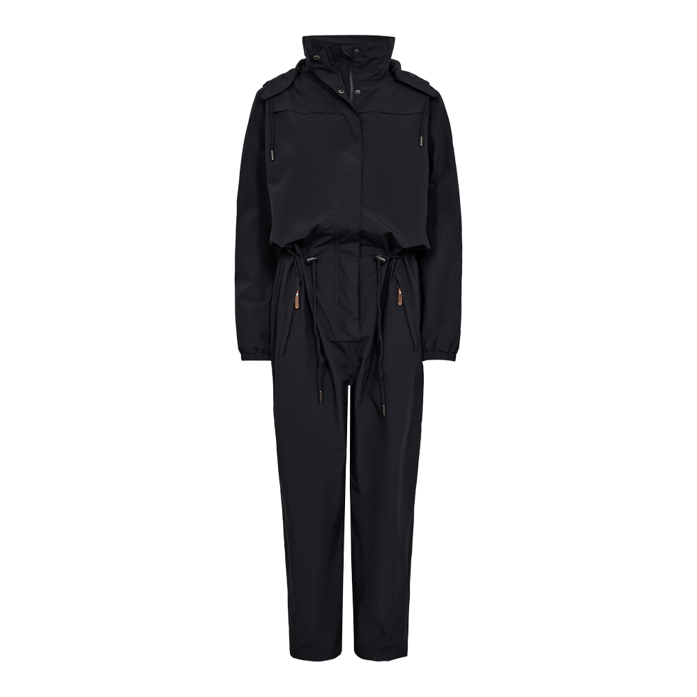 En elegant, sort regn-/heldragt med moderne, minimalistisk snit. Den har høj krave med hættesnor, skjult lynlås med trykknapper og elastiske manchetter. Taljen kan justeres med snore, og sidelommerne har lynlåse med små læderdetaljer. Bukserne er lige i faconen og giver et rent, funktionelt udtryk — velegnet til regnvejr eller aktive hverdage, hvor komfort møder diskret stil.