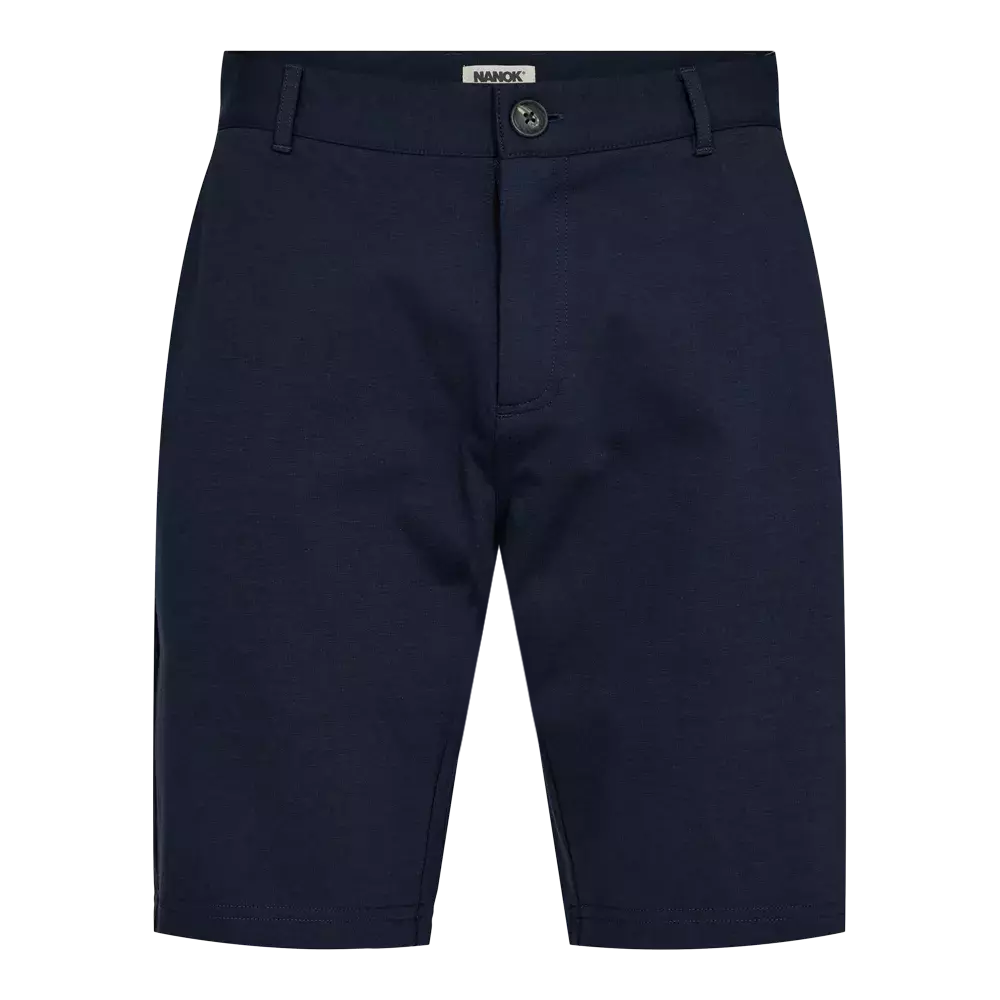 Mørkeblå shorts i enkel, klassisk snit fra mærket Nanok. Modellen har bæltestropper, knap og skjult lynlås foran samt et rent udtryk uden synlige dekorationer. Stoffet fremstår let struktureret og robust, velegnet til hverdag og fritid. Shortsen har lige benafslutning og en tidløs, neutral farve, der nemt kan kombineres med både t-shirts og skjorter.