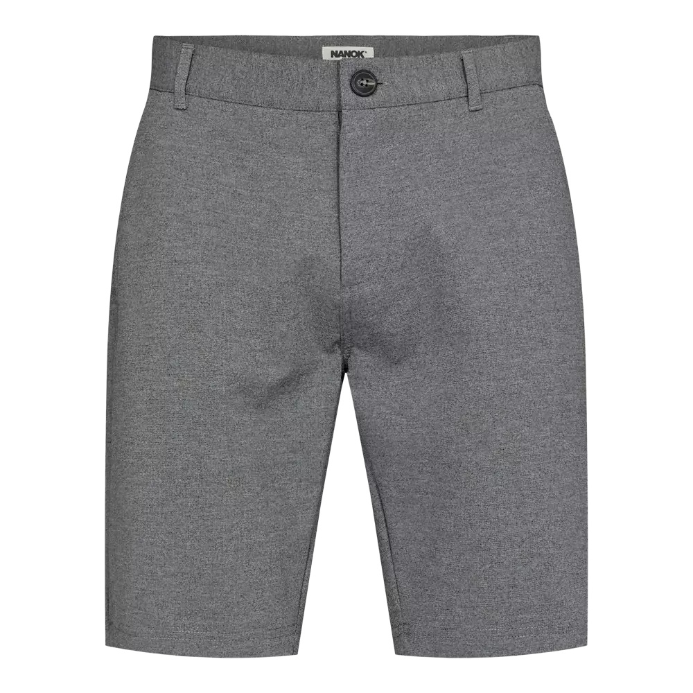 Grå, knælange herreshorts i et enkelt og moderne snit. Stoffet virker let meleret og fleksibelt, med bæltestropper, skjult lynlås og en synlig knap i taljen. Siderne er rene uden synlige lommer på fronten, og pasformen ser smal og afslappet ud, velegnet til både hverdag og fritid. Diskret branding på indersiden af linningen tilføjer et subtilt præg.
