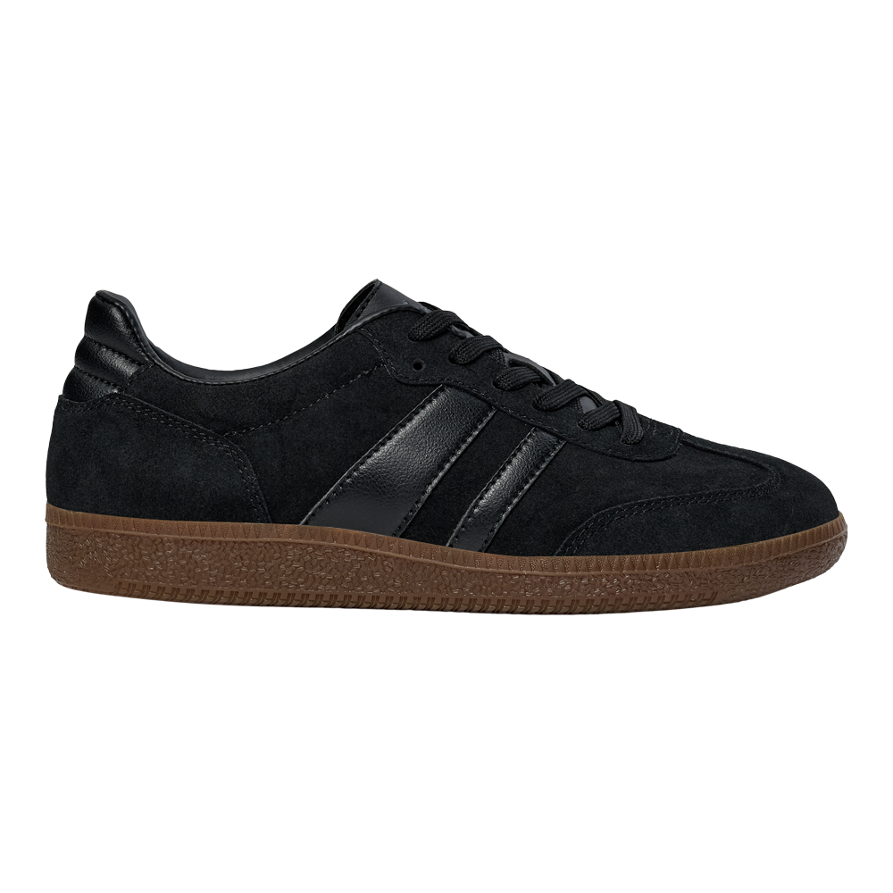 Et stilrent lavt sneakers-design i sort ruskind med to blanke læderstriber langs siden og sorte snørebånd. Skoen har en robust brun gummisål med tydeligt mønster, forstærket hælkappe og synlige syninger, som giver et klassisk retropræg. Den kombinerer komfort og holdbarhed og passer godt til både hverdag og afslappet smart påklædning. Enkel, tidløs og let at style.