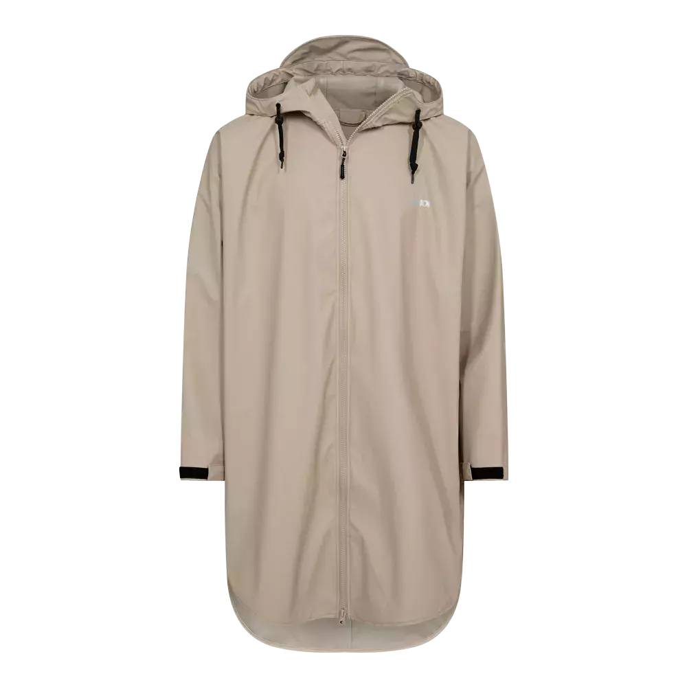 En lang, beige regnjakke med hætte og sorte justersnore ved halsen. Jakken har en fuld lynlås foran, rene, minimalistiske linjer og et diskret logo på brystet. Materialet virker vandafvisende med en let rundet bundkant og justerbare ærmekanter. Designet er funktionelt og tidløst, ideelt til våde dage, hvor komfort og enkel stil er i fokus.