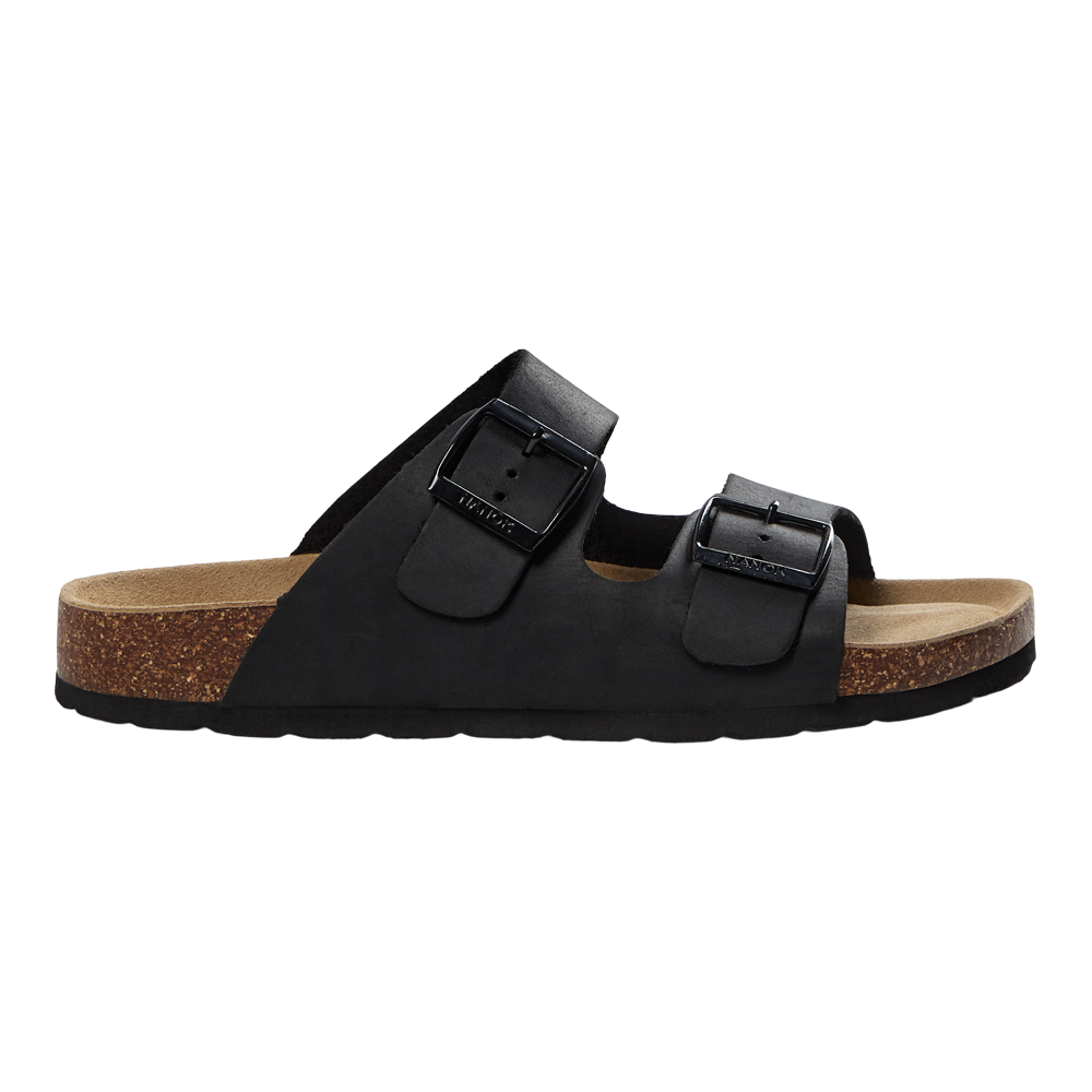 Sort to-strap sandal med to justerbare metalspænder og en anatomisk formet kork-sål. Overdelen ser ud til at være i blødt læder eller nubuck med en støttende indersål i ruskindslignende materiale. Den korkfarvede mellemsål og sorte ydersål giver et klassisk, tidløst udtryk. Sandalen kombinerer komfort og funktionalitet, egnet til hverdagsbrug, varme dage og afslappede outfits.