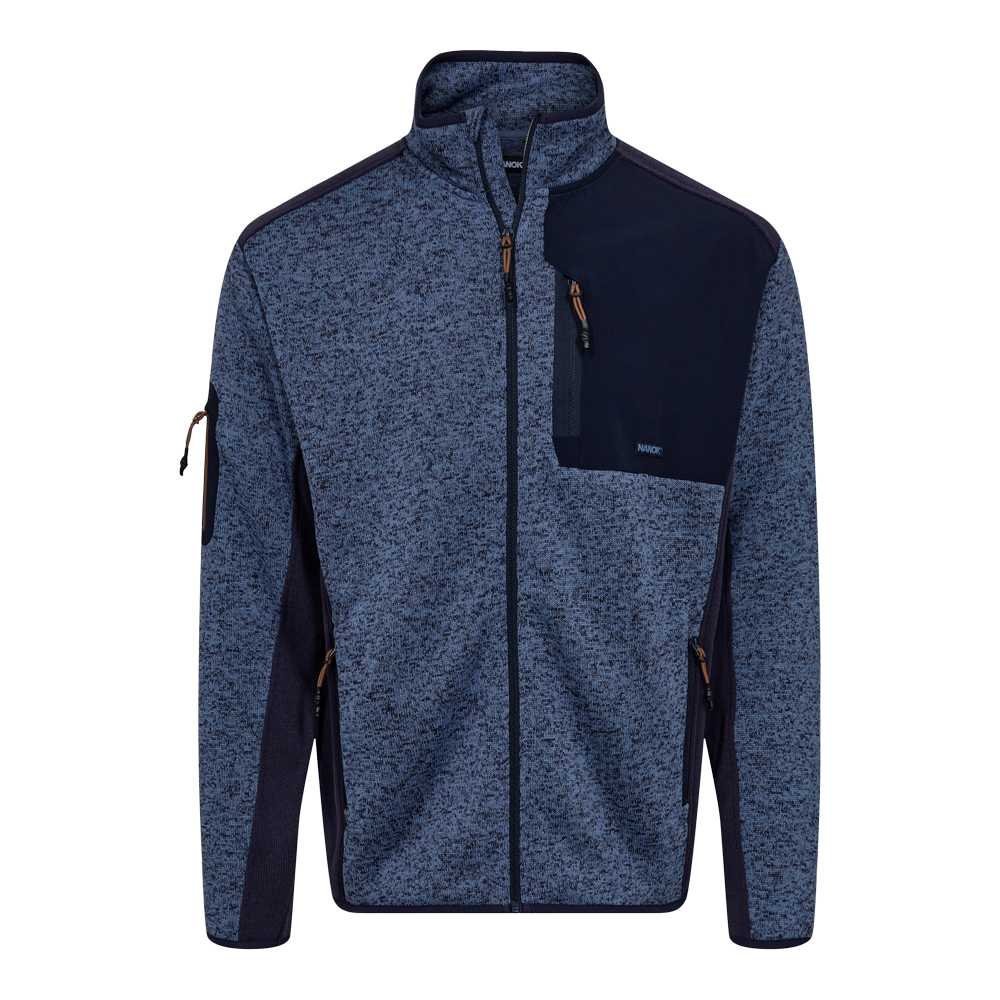 En stilren, meleret blå fleecejakke med hel lynlås og høj krave, designet til både hverdagsbrug og friluftsliv. Jakken har mørkere kontrastpaneler på skulder, bryst og ærmer, flere lynlåslommer (bryst, sides og ærme) samt elastiske kanter for bedre pasform. Materialet ser blødt og isolerende ud, ideelt som mellemlag på kølige dage, samtidig med et moderne og funktionelt udtryk.
