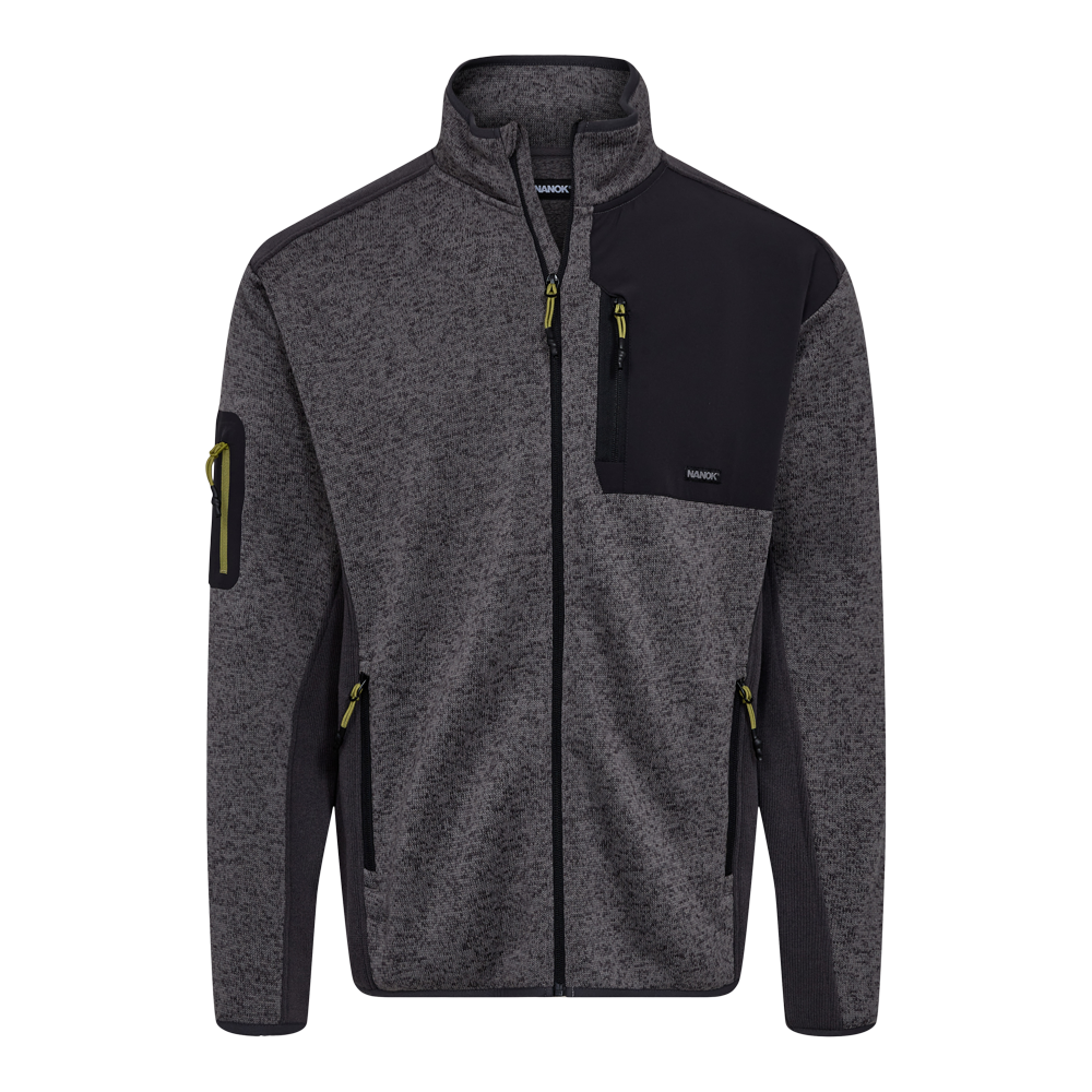 Mørkegrå fleecejakke med lynlås og stående krave, designet til udendørs brug. Jakken har sorte forstærkede paneler på skulder og bryst, lynlåslommer på brystet og begge sider samt en lille lomme på ærmet med kontrastfarvede trækstropper. Slank pasform, ribkanter ved ærmerne og funktionelle detaljer giver varme, bevægelsesfrihed og praktisk opbevaring til hverdag og fritid.