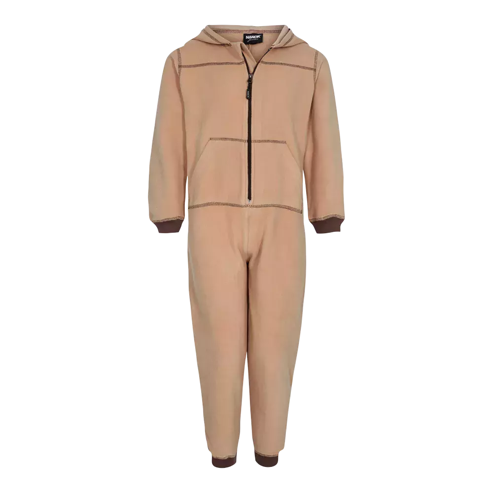 En enkel og funktionel heldragt til børn i varme beige toner. Den har hætte, kort frontlynlås og en stor kængurulomme samt synlige kontrastsyninger, der giver et sporty udtryk. Ribkanter ved ærmer og benåbninger holder kulden ude, og det bløde materiale ser behageligt og praktisk ud til leg og udendørsaktiviteter. Et stilrent og robust hverdagsplagg.