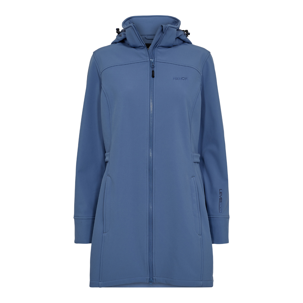 Blå softshell-jakke med hætte og fuld lynlås, designet til både hverdag og udendørs brug. Jakken har en smal, feminin pasform, skjulte lommer og justerbare detaljer ved taljen. Materialet virker vind- og vandafvisende med en blød inderside for varme og komfort. En diskret logo-detalje pryder brystet, mens lange ærmer og forlænget længde sikrer ekstra beskyttelse mod vejr og vind.