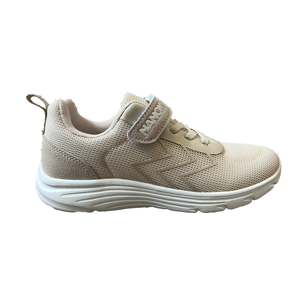 Beige sportssko i let, åndbart mesh og blødt, polstret materiale. Skoen har en praktisk velcrolukning med logo, elastiske snørebånd og en behagelig hæl-loop til påtagning. Den hvide, profilerede sål virker stødabsorberende og fleksibel, velegnet til hverdag og gåture. Enkel, neutral farve og moderne design gør skoen alsidig og komfortabel til fritid og let træning.