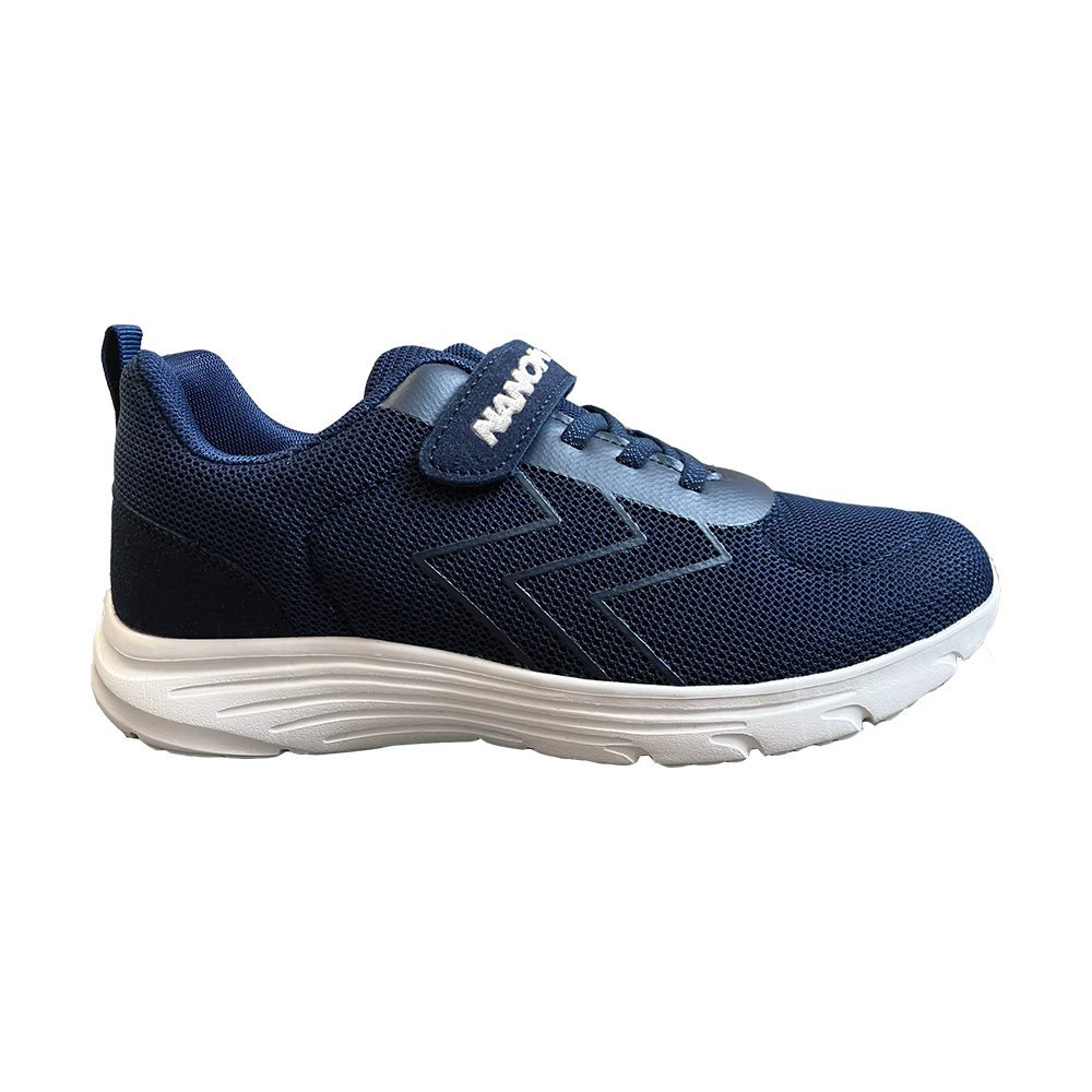 Marineblå sportssko i åndbart mesh med en robust, hvid løbesål. Skoen har både snørebånd og en praktisk velcrorem med hvid tekst, hvilket gør den nem at tage af og på. Siderne prydes af en diskret zigzag‑detalje, og polstret krave sikrer komfort. Designet fremstår let og funktionelt, velegnet til hverdag, gåture og let træning. Sålens profil giver godt greb på forskellige underlag.
