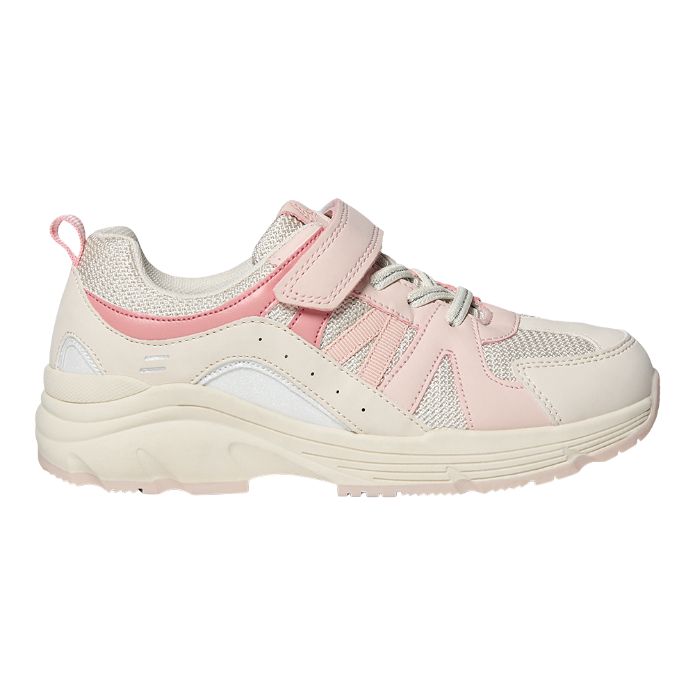 Et lavt sneakersdesign i bløde pastelfarver, primært lys rosa og cremehvid. Overdelen kombinerer åndbart mesh med glatte, syntetiske læderpaneler og fine syninger. Skoen har snørebånd samt en praktisk velcrolukning, polstret krave og en robust, profileret plateaugummisål for stabilitet og stødabsorbering. Et alsidigt, sporty look egnet til hverdagsbrug med fokus på komfort og let vedligeholdelse.