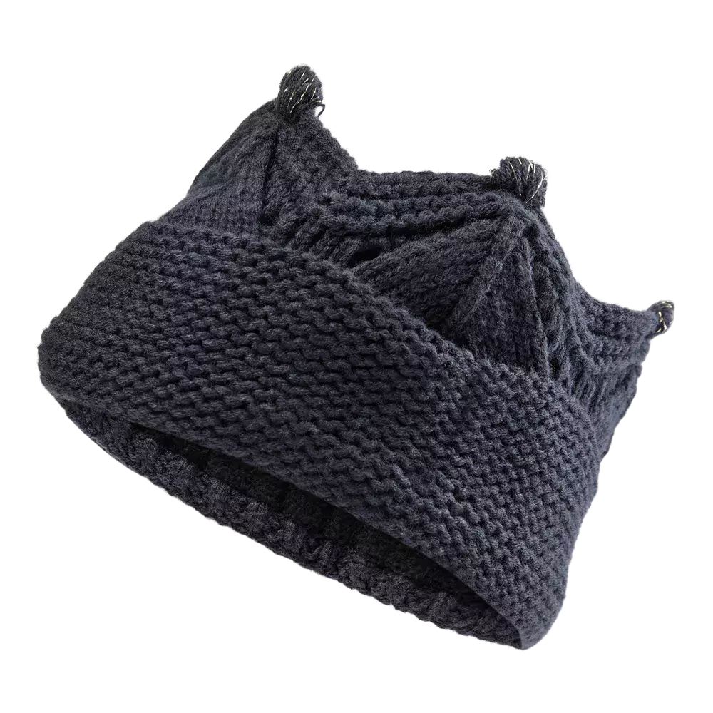 Et håndlavet, mørkegråt strikstykke formet som en krone-hue. Den tætte, grove struktur viser tydelige ret- og vrangmasker med et bredt ombuk ved kanten for ekstra varme. Toppen har små spidser med pyntedutter, som giver et legende, nordisk udtryk. Huen virker tyk og varm, egnet til vinterbrug, og kombinerer funktionalitet med et dekorativt, kreativt design.
